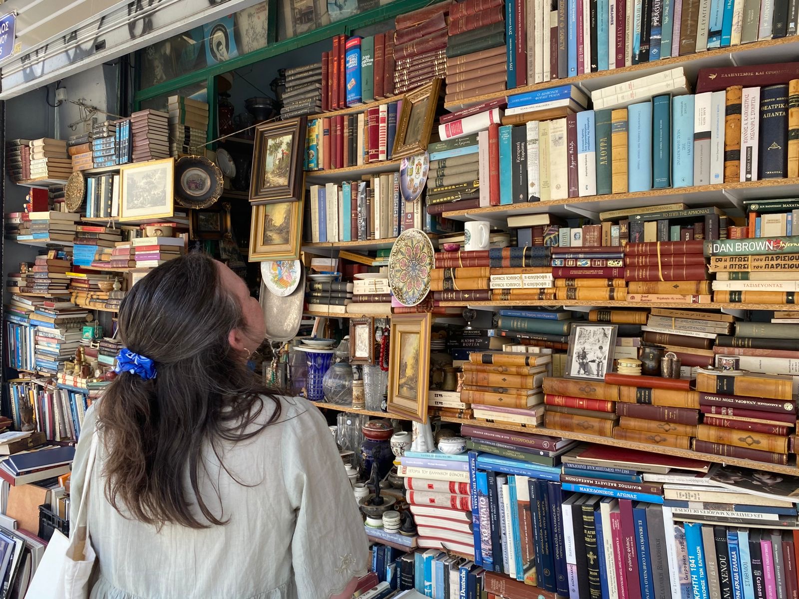 Andrea en biblioteca